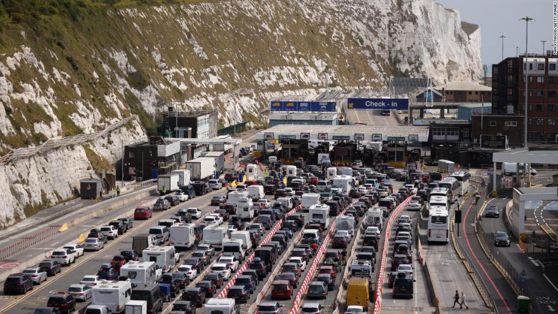 Le Brexit est blâmé pour les retards alors que les chauffeurs de camion et les voyageurs britanniques font face à une impasse à Douvres