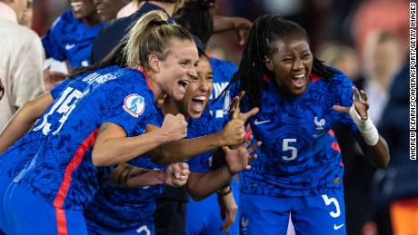 France players celebrate victory after defeating the Netherlands 1-0 in the Women&#39;s Euro 2022 quarterfinals.