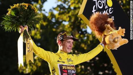 Jumbo-Visma team&#39;s Danish rider Jonas Vingegaard celebrates on the podium with the overall leader&#39;s yellow jersey after winning the 109th edition of the Tour de France cycling race on July 24, 2022. 