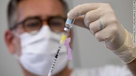 Seorang staf medis di Munich, Jerman menyiapkan jarum suntik dengan vaksin Bavarian Nordic untuk melawan monkeypox 