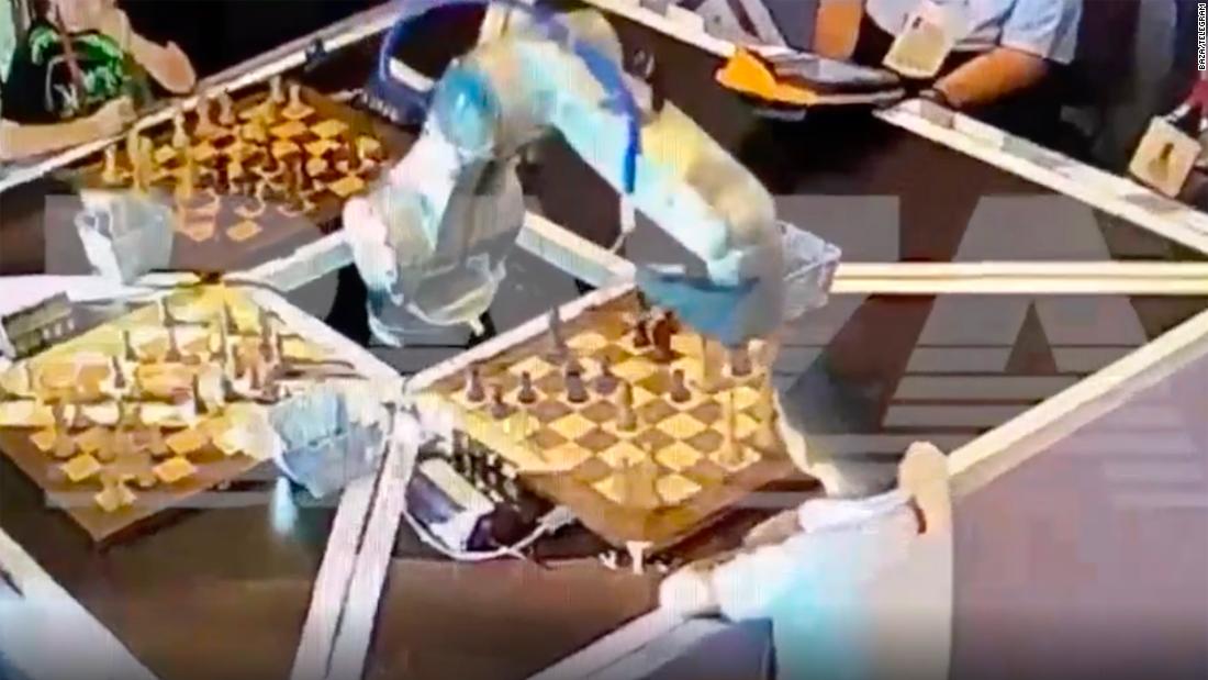 国际象棋机器人在莫斯科锦标赛中打破男孩的手指