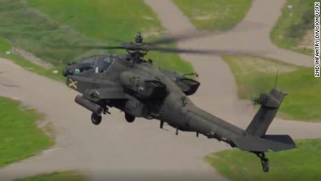 미군 아파치 헬리콥터가 7월 25일 대한민국 포천에서 훈련하고 있다.