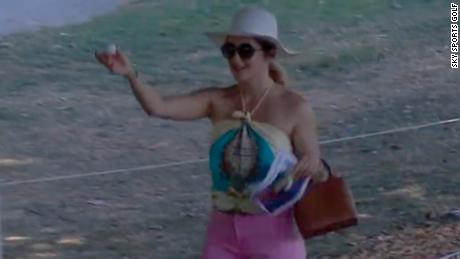 Oboževalec pobere žogico Nellie Gorda med igranjem golfa za ženske