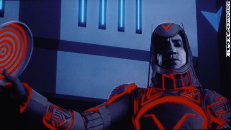 Dans "Tron"  Warner a joué un directeur technique qui a volé le protagoniste Jeff Bridges"  travailler.