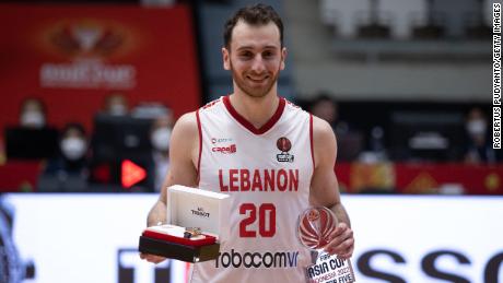 Pemain bola basket Lebanon Wael Arakji memenangkan penghargaan MVP di final FIBA ​​Asia Cup, setelah ia menyelesaikan dengan 28 poin.  Timnya mengalahkan Jordan dan China dalam perjalanan mereka ke final, tetapi kalah dari Australia 75-73.  