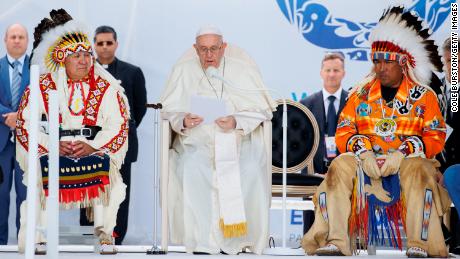 Paus Franciscus maakt opmerkingen terwijl hij zich verontschuldigt voor de behandeling van First Nations-kinderen in het Canadese Residential School-systeem, tijdens zijn bezoek op maandag.