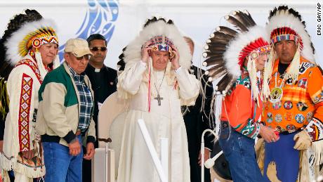 Paus Franciscus draagt ​​maandag een hoofdtooi tijdens een bezoek met inheemse volkeren in Maskwacis in Edmonton, Alberta.