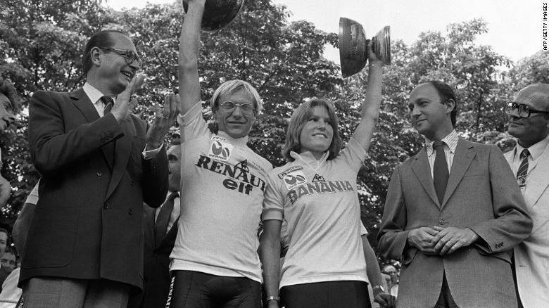 Marianne Martin stands on the podium in Paris with Laurent Fignon in 1984.