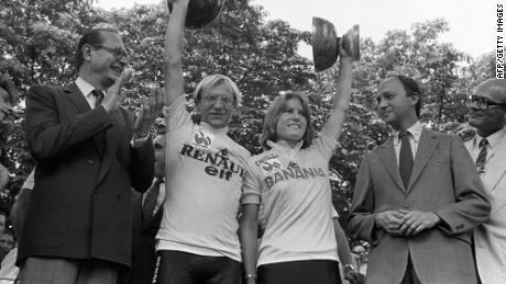 Marianne Martin takes the podium in Paris with Laurent Fignon in 1984.