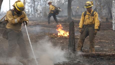 Brandweerlieden werken aan het indammen van de hotspots van de Oak Fire, die vrijdag begon te branden.