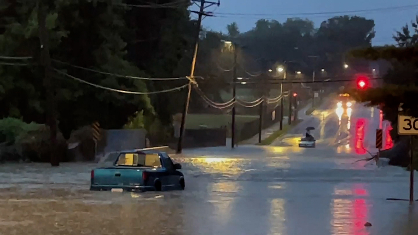 At least 1 killed as record rainfall causes widespread flash flooding in St. Louis area