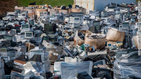 Une mer de déchets électroniques empilés sur plus de six pieds de haut recouvre le paysage à Westmoreland Cleanways and Recycling, à Unity, en Pennsylvanie, le vendredi 24 mars 2017. 