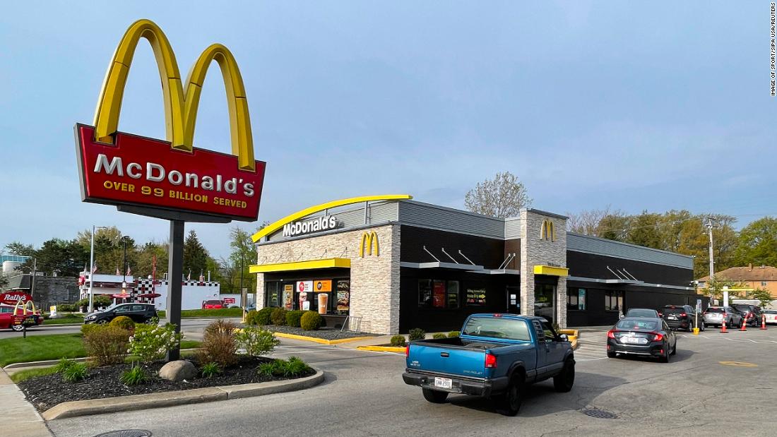 Read more about the article McDonald’s customers shrug off higher menu prices as revenue jumps – CNN