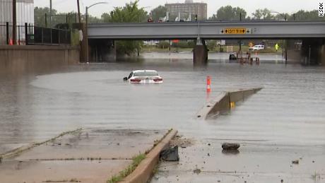 Een auto is ondergedompeld in overstromingswater nadat St. Louis dinsdag recordbrekende regenval heeft ontvangen.