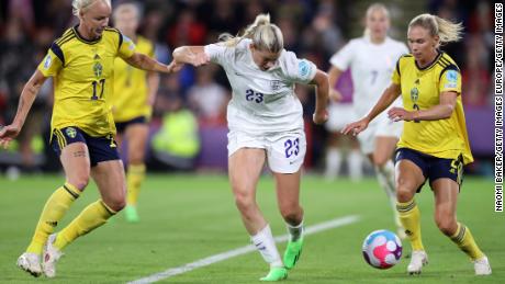 A maravilhosa improvisação de Alessia Russo fez 3 a 0 para a Inglaterra.