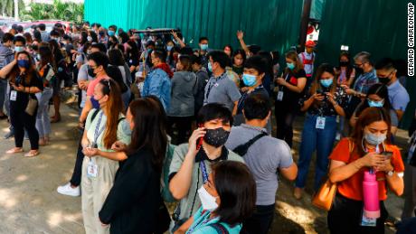 Trabajadores evacuados tras el terremoto del 27 de julio en Quezon City, Filipinas.