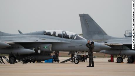 Sebuah jet tempur FA-50 Golden Eagle Angkatan Udara Korea Selatan di pangkalan udara AS di Korea Selatan pada tahun 2017.