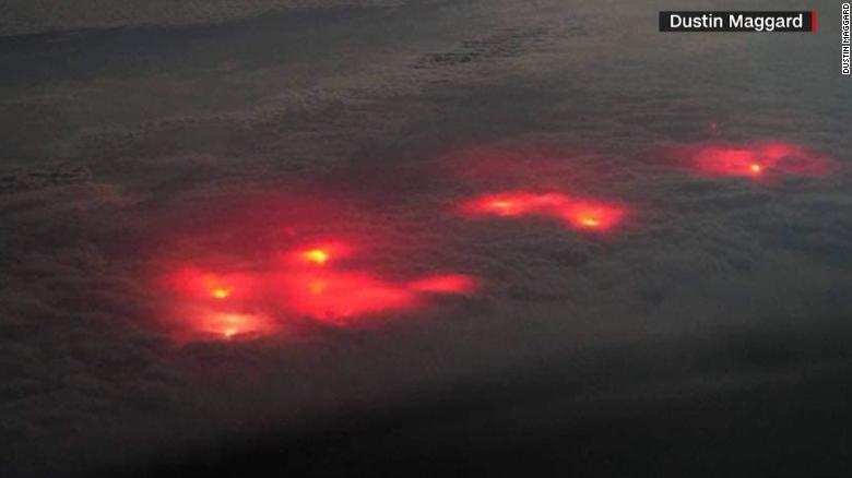 El misterio de estas luces rojas en el océano Pacífico desafía a internet: ¿qué  son exactamente? - CNN Video