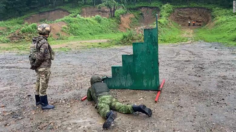 อาสาสมัครเข้าร่วมหลักสูตรฝึกอบรมสี่สัปดาห์ใน Primorsky Krai ในตะวันออกไกลของรัสเซีย เรียนรู้วิธียิงปืนและทักษะพื้นฐานทางทหารอื่นๆ