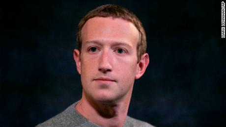 Un parent sur Facebook affiche la première baisse de revenus en tant qu'entreprise publique