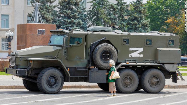 Un camion blindé arborant un "Z" pro-russe;  symbole garé près de l'ancien bâtiment du conseil régional de l'Ukraine à Kherson le 25 juillet.