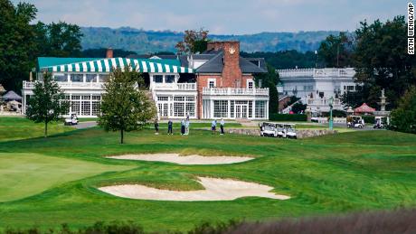I golfisti si riuniscono al Trump National Golf Club il 2 ottobre 2020.