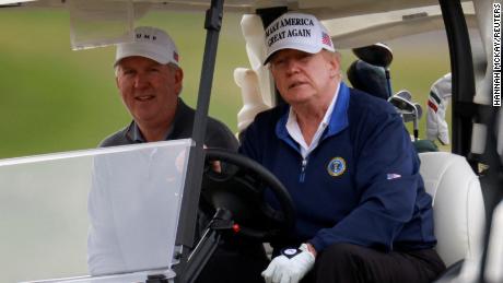 Trump guida un carrello da golf al Trump National Golf Club di Sterling, in Virginia.
