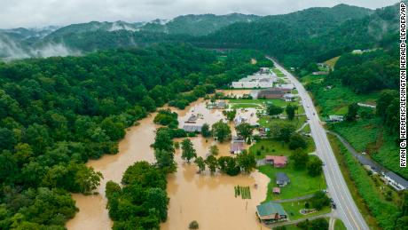خانه‌ها و ساختمان‌ها در نزدیکی کوییک‌سند، کنتاکی، روز پنجشنبه آب گرفت.