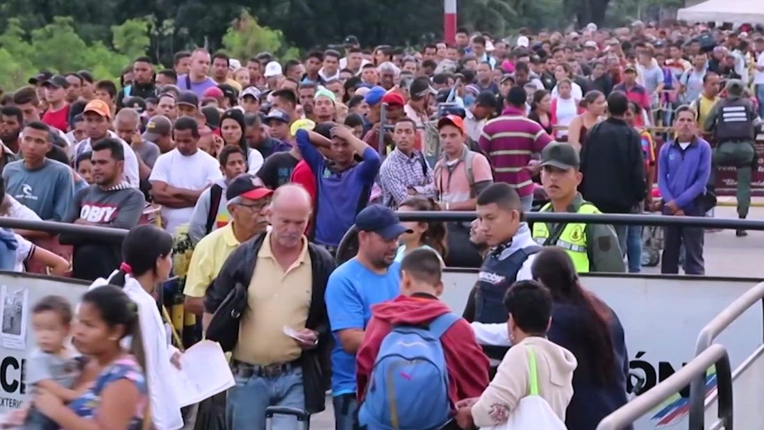 Venezolano regresa al país en busca de oportunidades, mientras otro ...