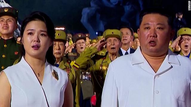 Gemist: Kim Jong Un's wife appears to cry during national anthem