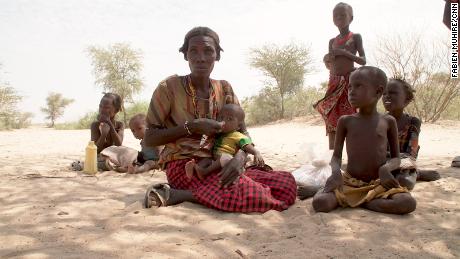 أم تطعم طفلها المصاب بسوء التغذية في إيلريت ، شمال كينيا.