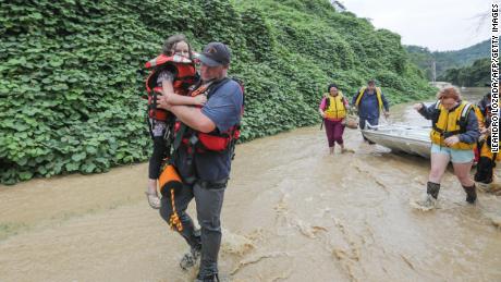 Een groep gestrande mensen wordt gered uit het overstromingswater in Jackson, Kentucky.