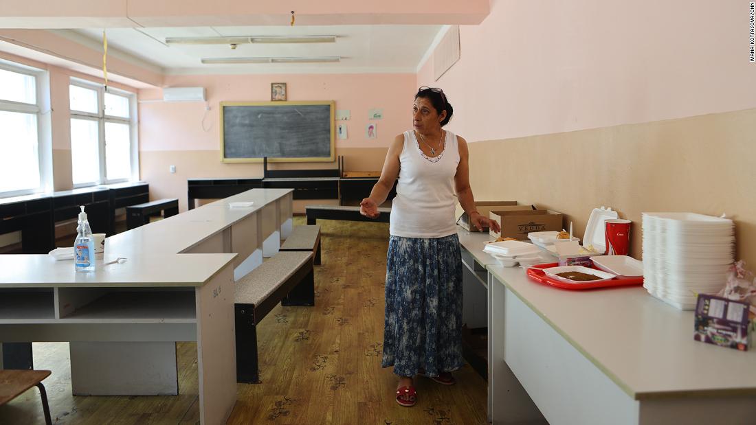 Ala Valentinovna Savena เตรียมอาหารในที่พักพิงในคีชีเนา