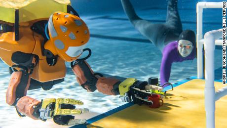 OceanOneK supera un test di presa di oggetti in una piscina presso la Stanford University.