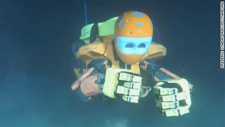 El submarino robótico OceanOneK de la Universidad de Stanford explora un naufragio.