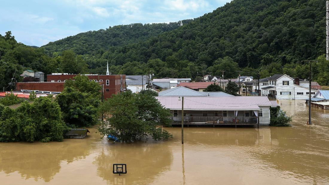 Overstromingen Kentucky: gouverneur zegt dat het dodental ‘kan verdubbelen’ omdat het moeilijk is om mensen in getroffen gebieden te bereiken