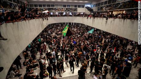 Demonstranten juichen na het betreden van het Iraakse parlement op zaterdag.