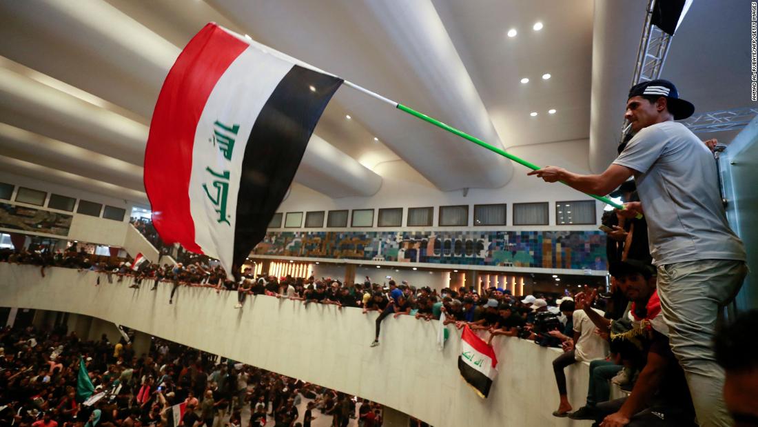 بغداد: أكثر من 100 جريح في اشتباكات مع اقتحام محتجين البرلمان العراقي