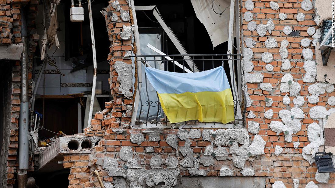 Ukrainos karas: vaizdo įrašuose tariamai rodomi Rusijos kariai, priklausantys Ukrainos kariui