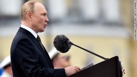 El presidente ruso, Vladimir Putin, pronuncia un discurso con motivo del Día de la Marina en San Petersburgo el 31 de julio de 2022.
