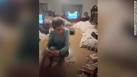 Niet-geïdentificeerde man redt grootmoeder en haar familieleden terwijl hun huis bijna wordt opgeslokt door het water van Kentucky
