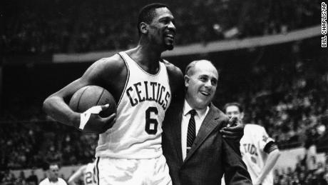 Russell wordt gefeliciteerd door de legendarische Celtics-coach Arnold "Red"  Auerbach na het scoren van zijn 10.000ste punt in zijn loopbaan in een wedstrijd tegen de Baltimore Bullets in Boston Garden op 12 december 1964.