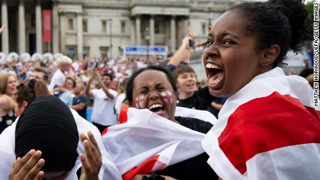Engelse fans kijken naar de wedstrijd en vieren feest op Trafalgar Square in Londen.