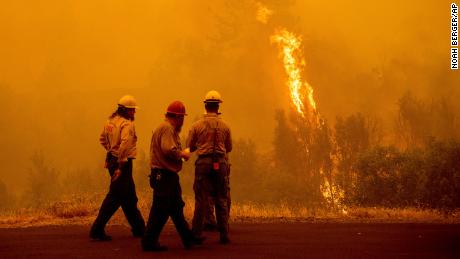 2 dead in the McKinney Fire in Northern California, the state&#39;s largest blaze this year