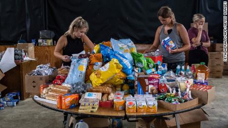 Vrijwilligers werken in een distributiecentrum van gedoneerde goederen in Buckhorn, Kentucky.