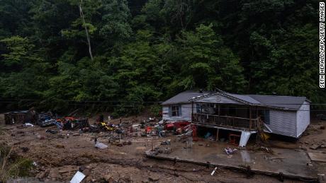Puin omringt een zwaar beschadigd huis in de buurt van Jackson, Kentucky, op 31 juli 2022.