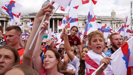 I tifosi inglesi sventolano bandiere durante i festeggiamenti della squadra a Trafalgar Square.