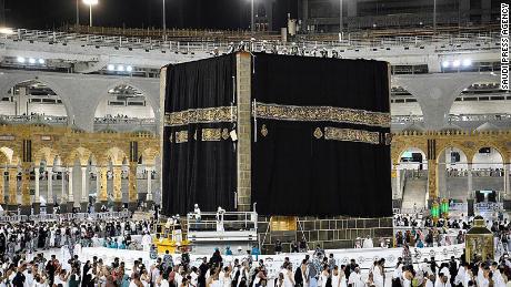 Arbeiders draperen op 30 juli een nieuwe kiswa, de beschermende doek gemaakt van zwarte zijde en gouddraad, rond de Ka'aba, in de heilige stad Mekka, Saoedi-Arabië.  
