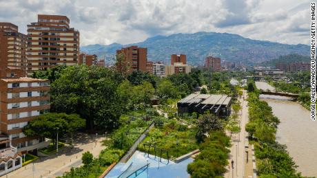 Un muro verde en Medellín, Colombia.  La ciudad ganó premios por el proyecto Green Corridors. 