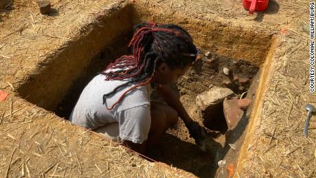 Colonial Williamsburg arkeolojik saha teknisyeni DéShondra Dandridge, Eylül 2020'de First Baptist Kilisesi'nin orijinal kalıcı yerinin kazı alanında çalışıyor.